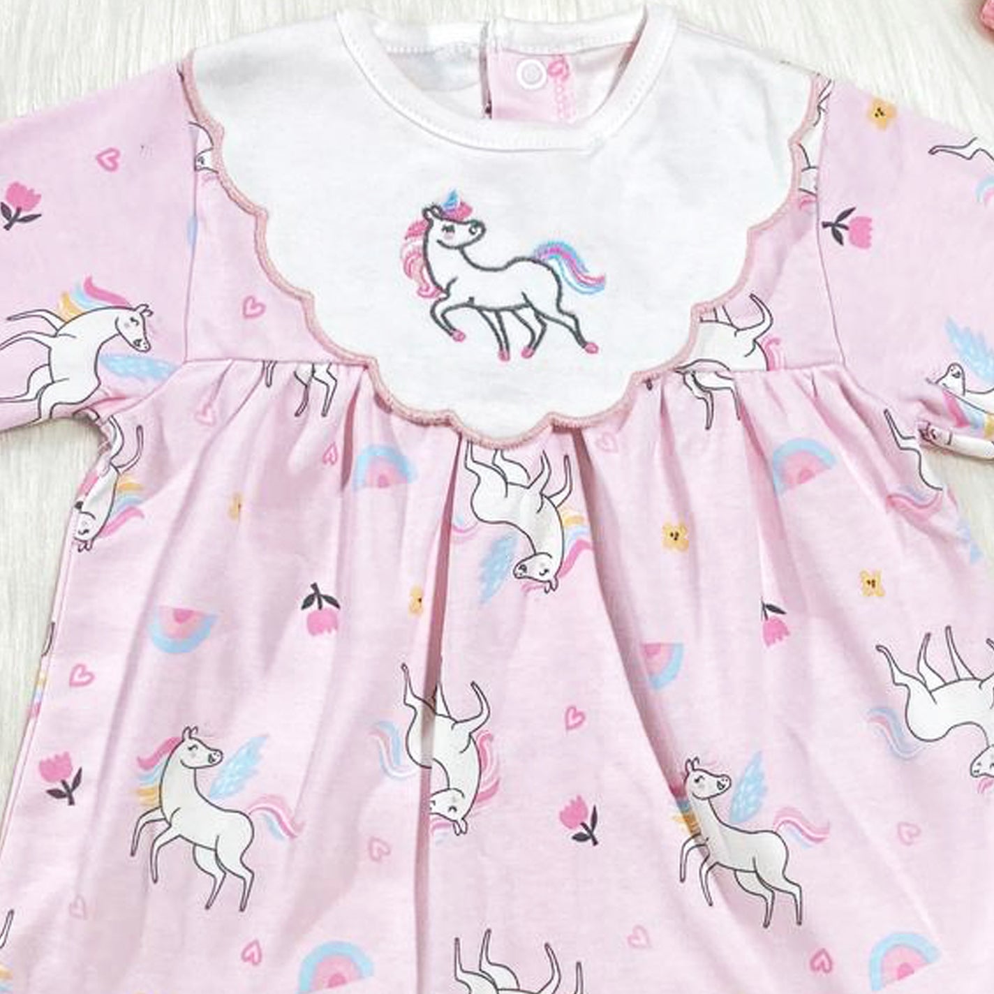 جلابية قطن بأزرار خلفية لحديث الولادة