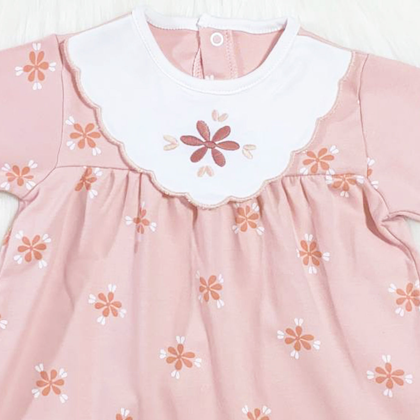 جلابية قطن بأزرار خلفية لحديث الولادة