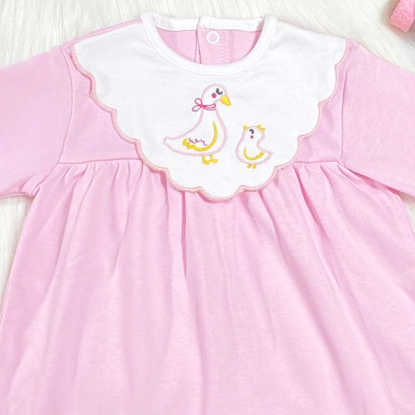 جلابية قطن بأزرار خلفية لحديث الولادة