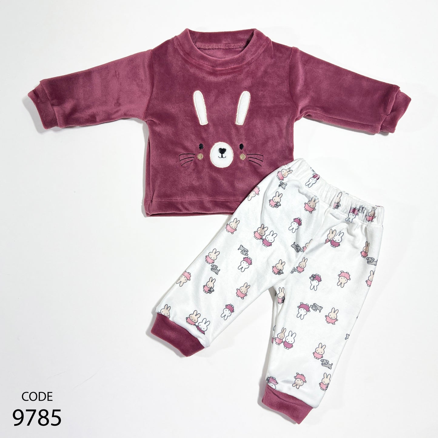 بجامة قطيفة مطرزة لحديث الولادة