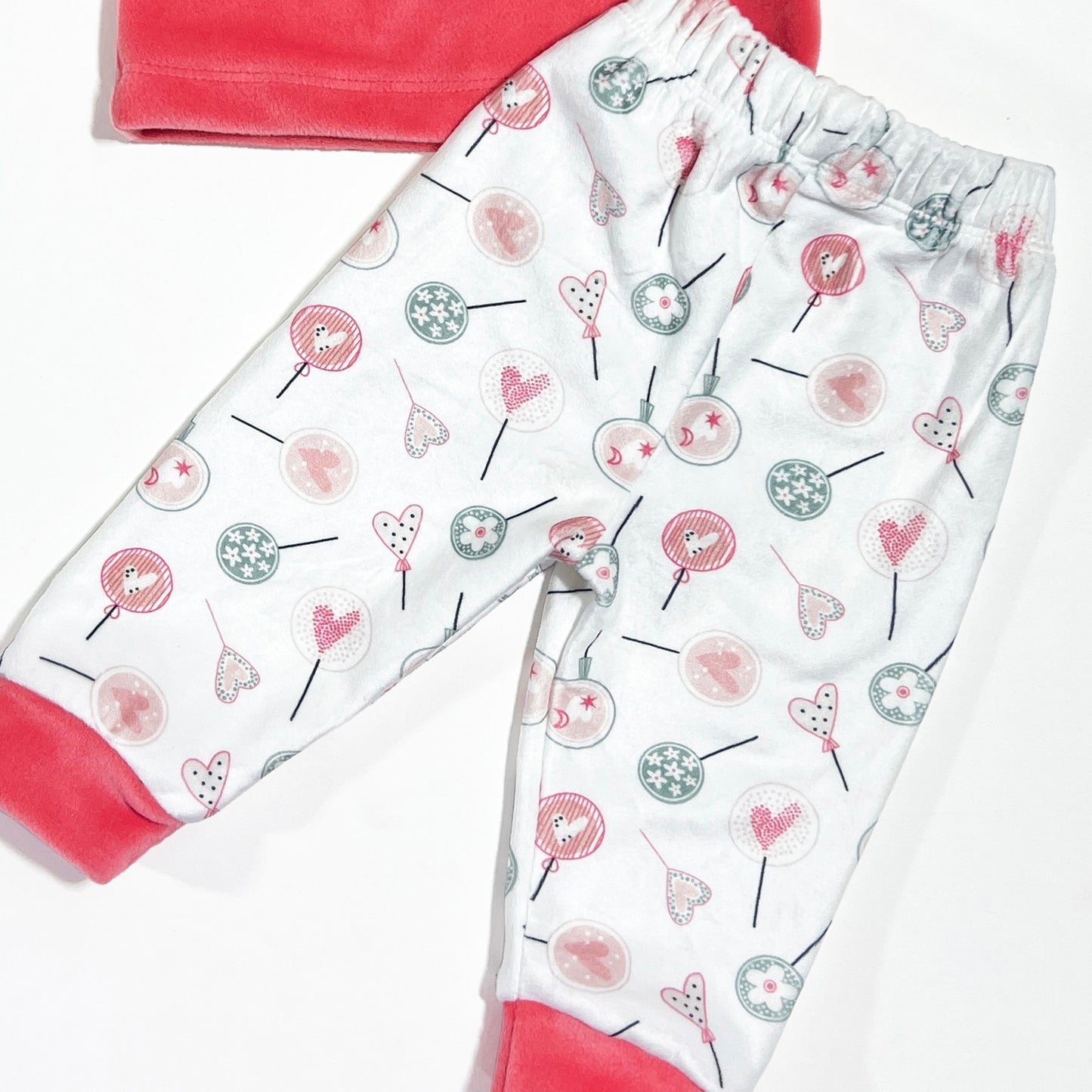 بجامة قطيفة مطرزة لحديث الولادة