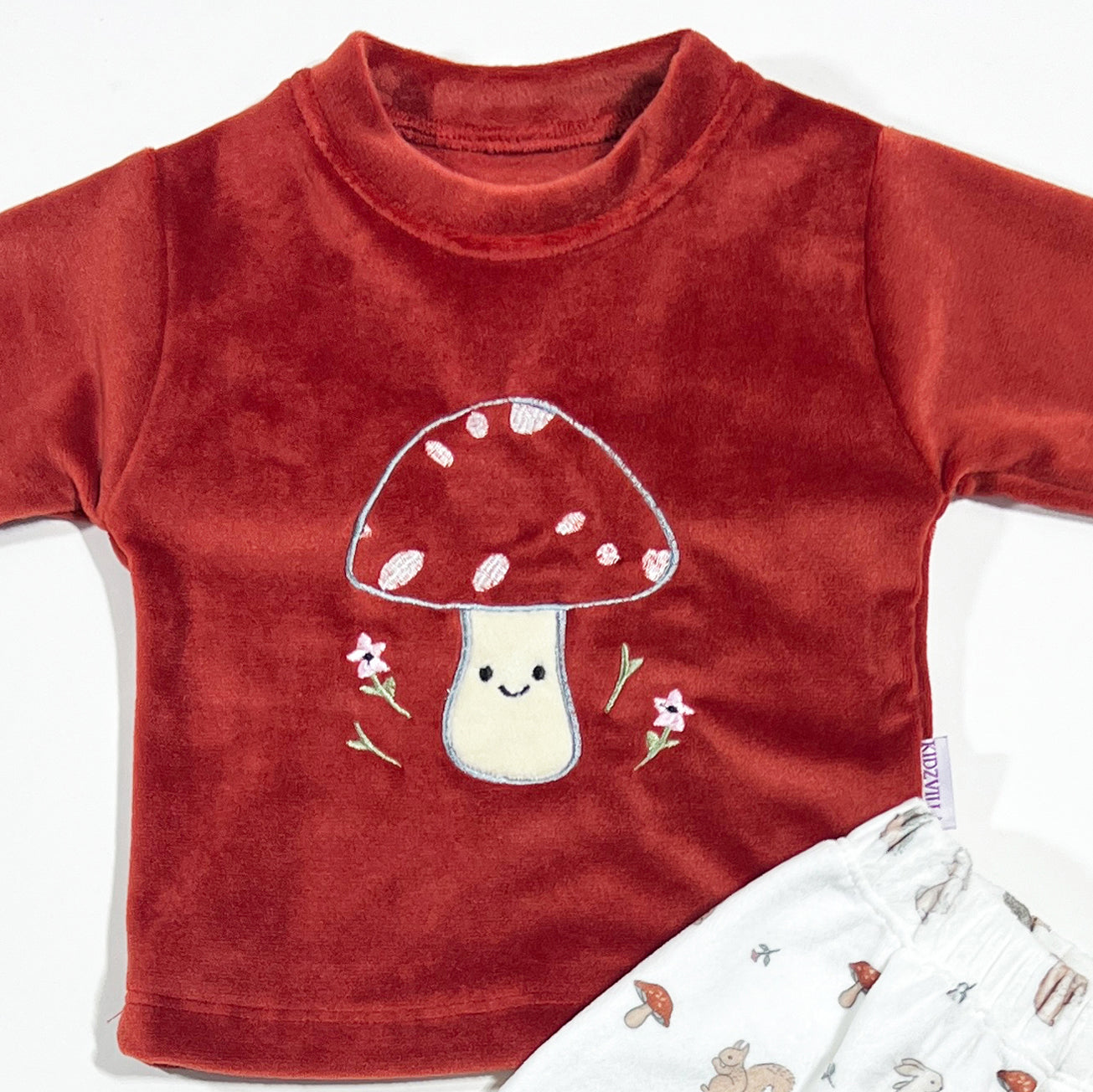 بجامة قطيفة مطرزة لحديث الولادة