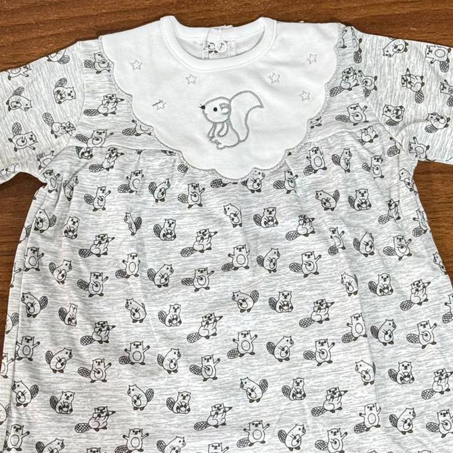 جلابية قطن بأزرار خلفية لحديث الولادة