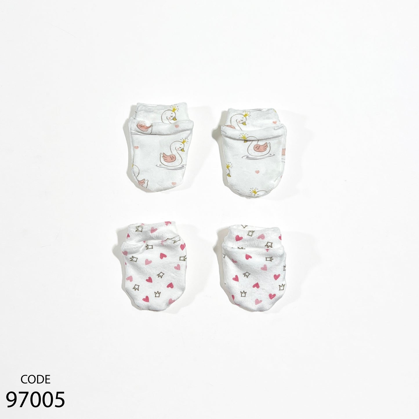 طقم 2 جوانتي قطيفة لحديث الولادة بناتي - الشكل عشوائي