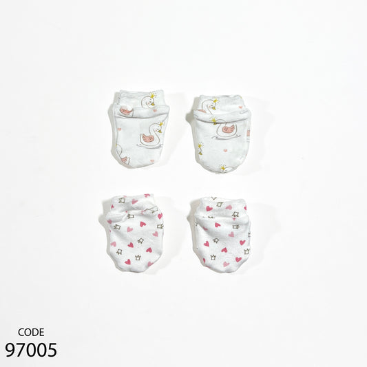 طقم 2 جوانتي قطيفة لحديث الولادة بناتي - الشكل عشوائي