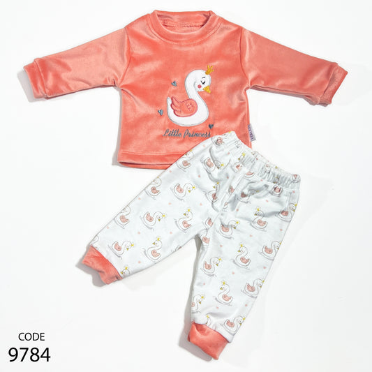 بجامة قطيفة مطرزة لحديث الولادة