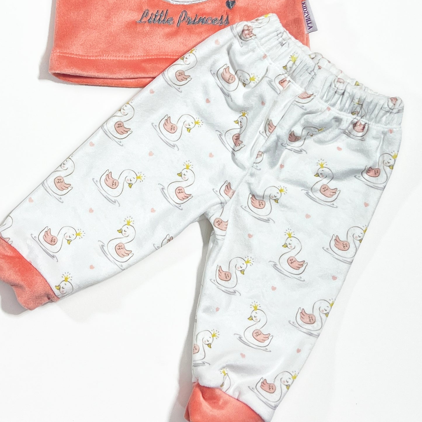 بجامة قطيفة مطرزة لحديث الولادة