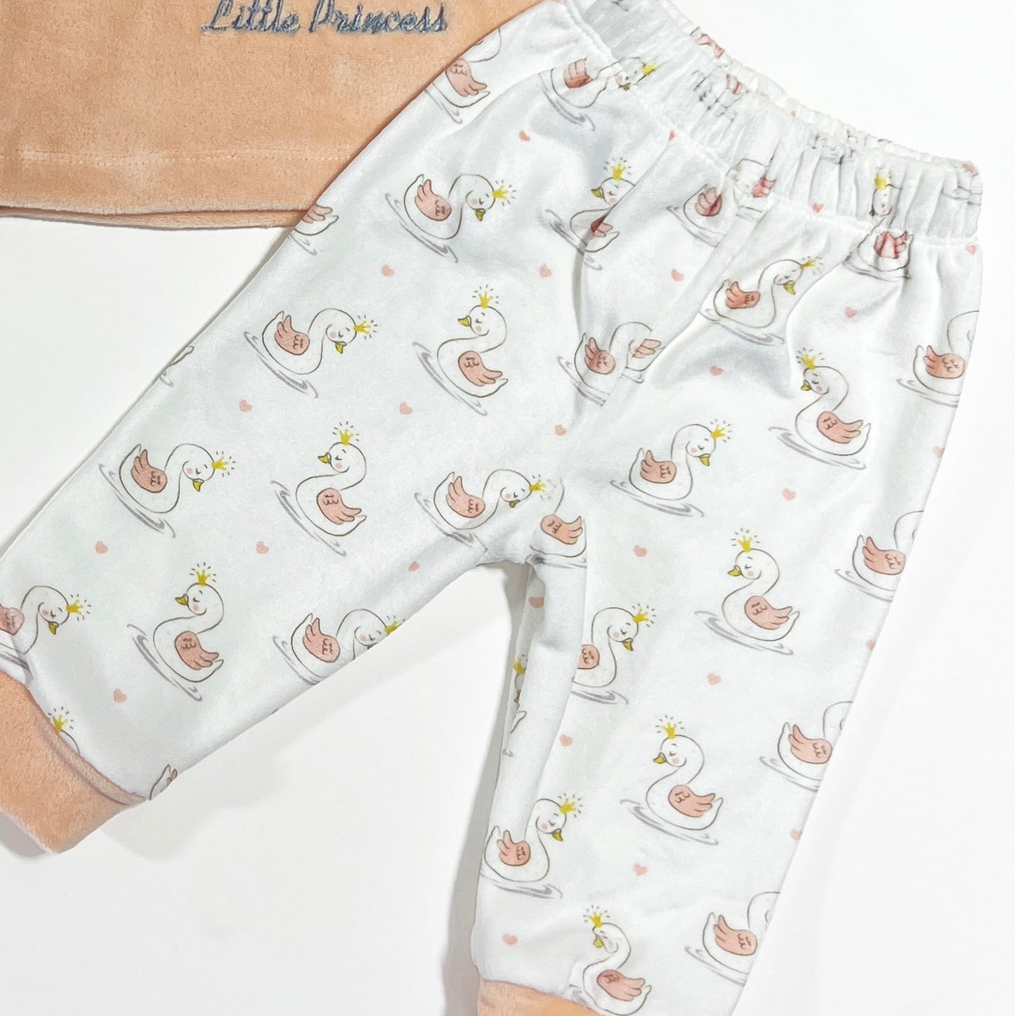 بجامة قطيفة مطرزة لحديث الولادة