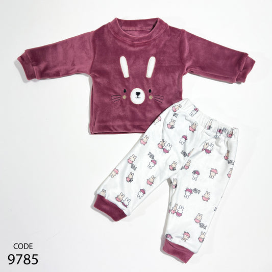 بجامة قطيفة مطرزة لحديث الولادة