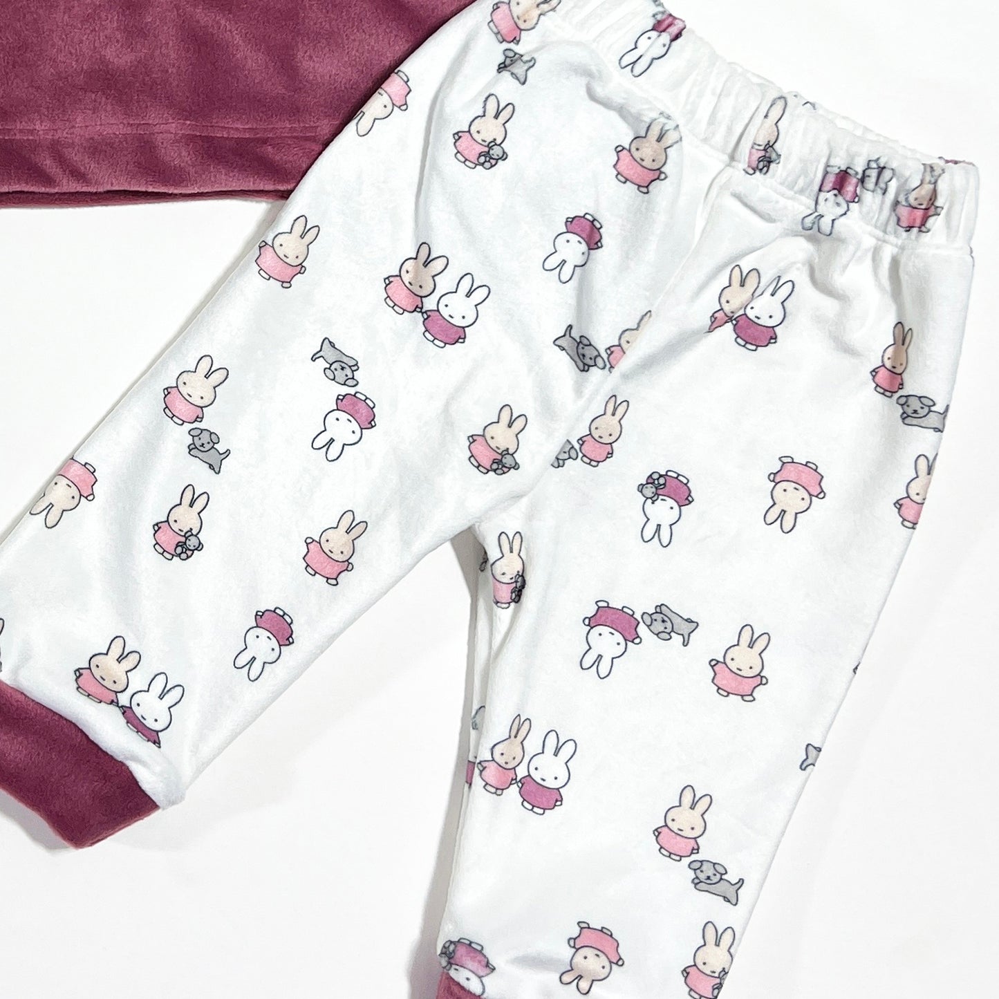 بجامة قطيفة مطرزة لحديث الولادة