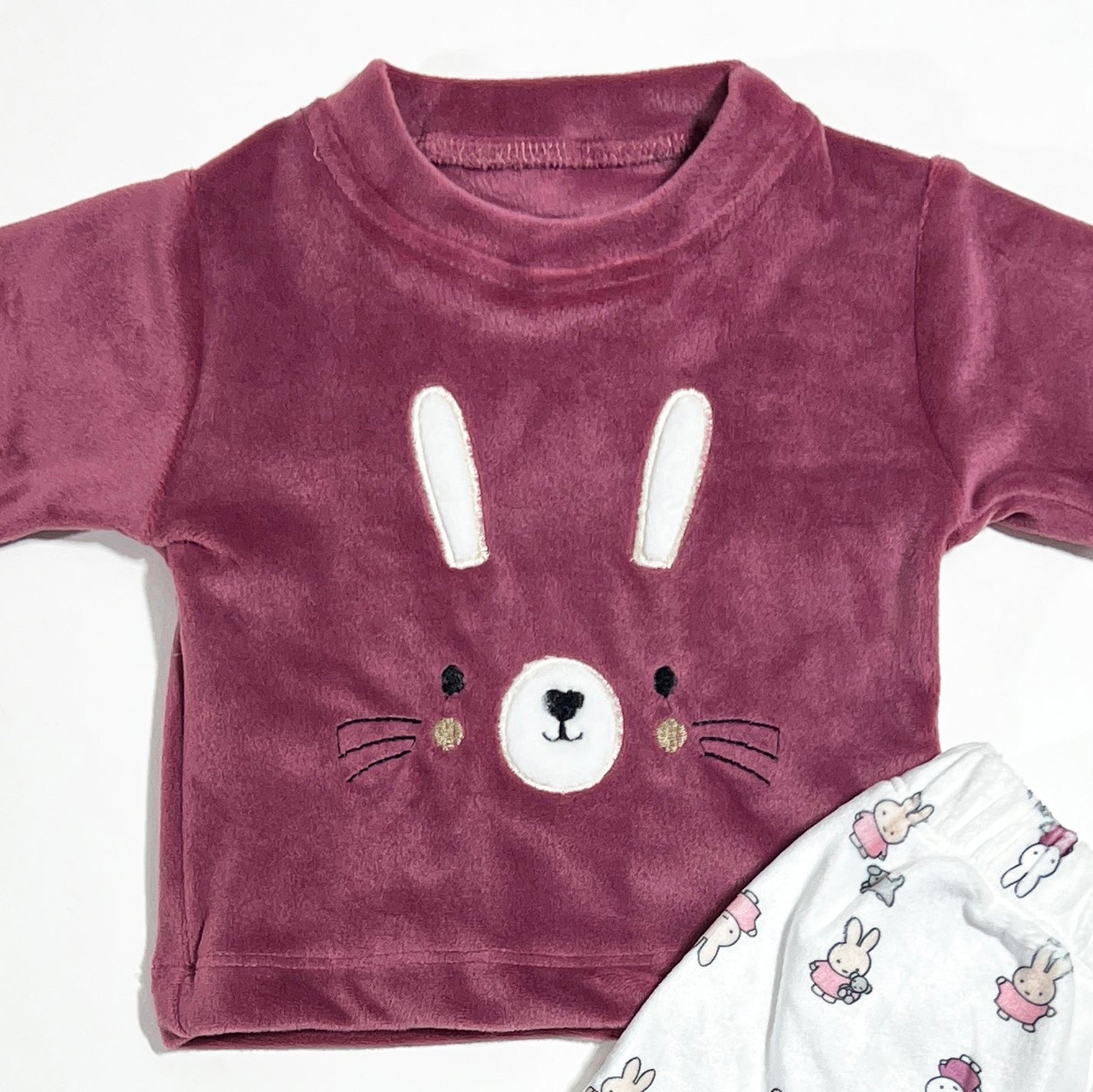 بجامة قطيفة مطرزة لحديث الولادة