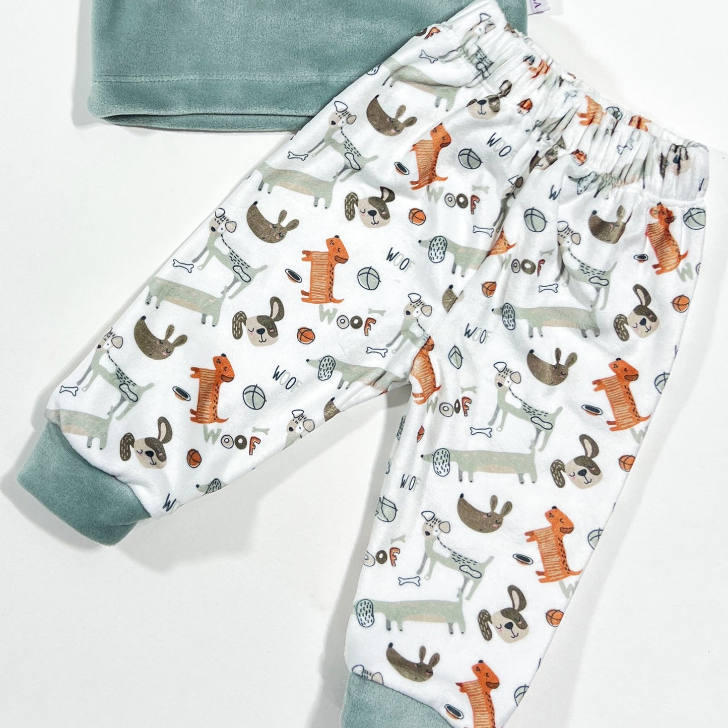 بجامة قطيفة مطرزة لحديث الولادة