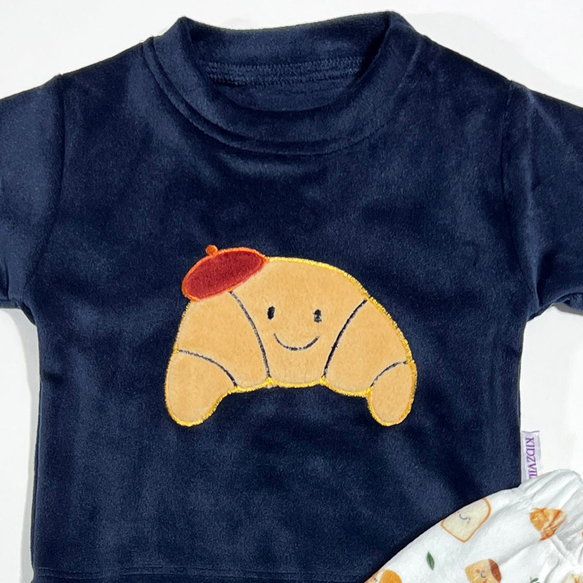 بجامة قطيفة مطرزة لحديث الولادة