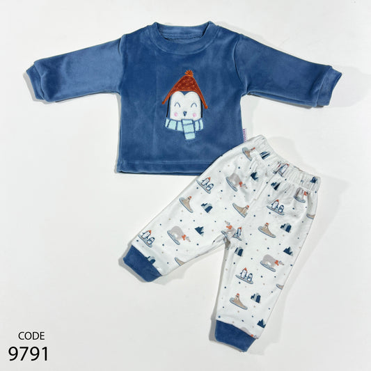 بجامة قطيفة مطرزة لحديث الولادة