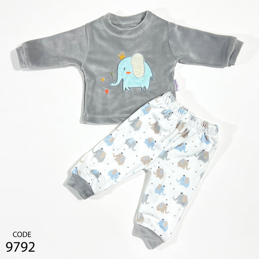 بجامة قطيفة مطرزة لحديث الولادة